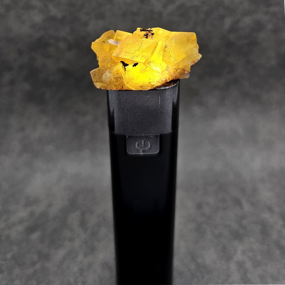 Fluorite jaune miel translucide de 22g sous lampe