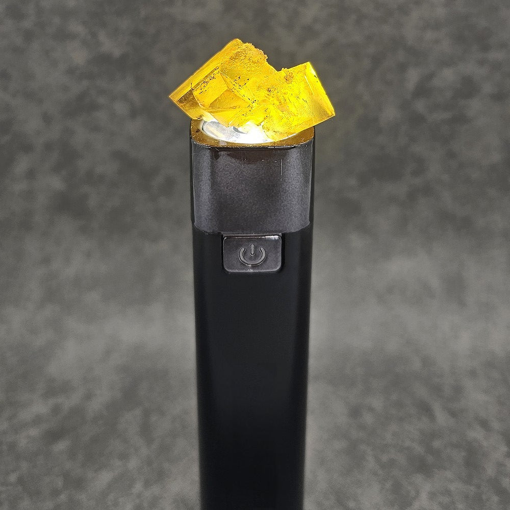 Fluorite jaune dorée translucide de 17g sous lumière