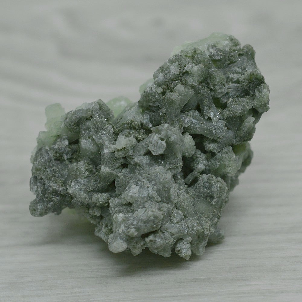 Prehnite et byssolite pierre brute 43g face arrière