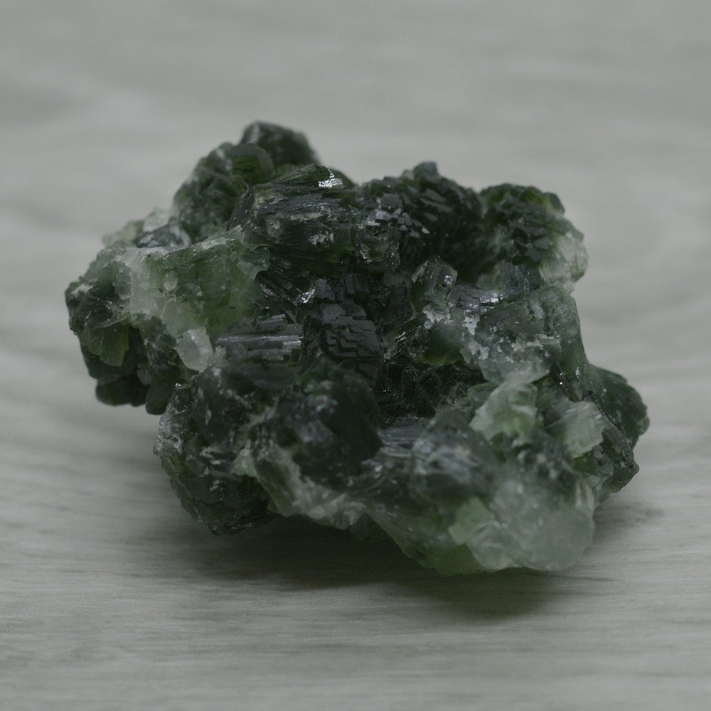Prehnite vert épinard aux cristaux orthorhombiques 47g