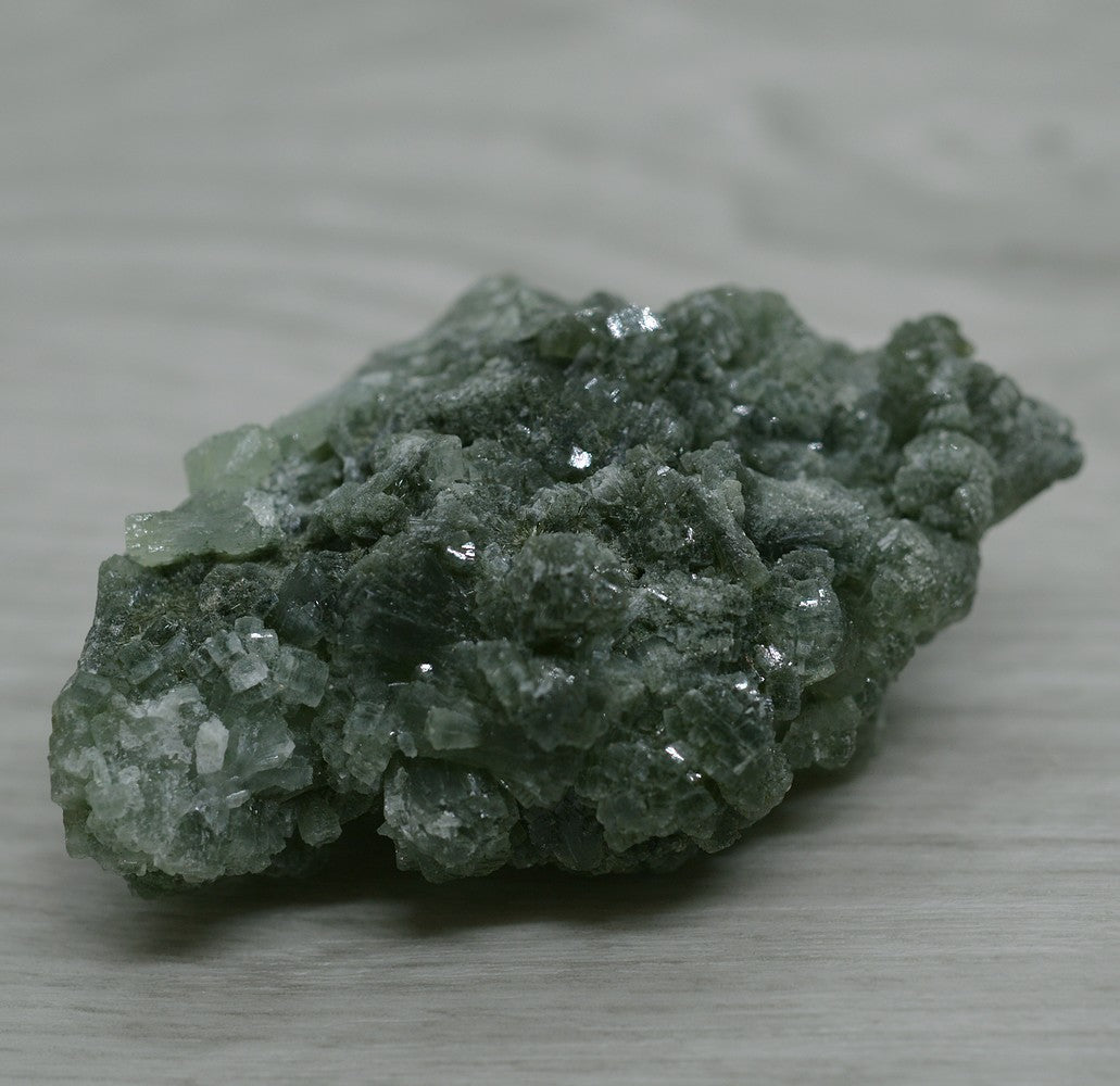 Pierre prehnite brillante cristallisée de 82g en provenance du Maroc