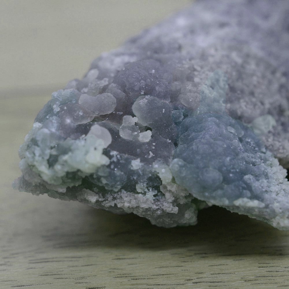 Agate grappes de raisin vertes et violettes sur calcédoine de 114g Indonésie