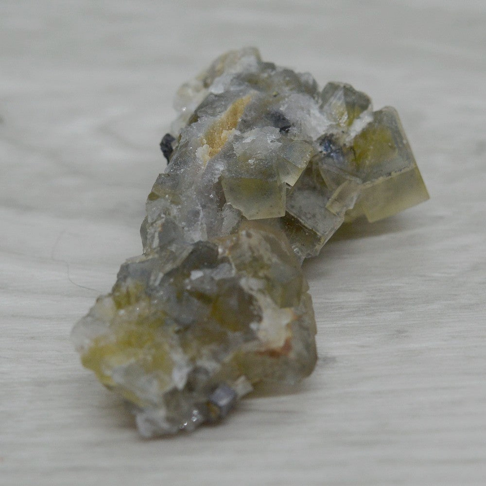 Amas de cubes de fluorite jaune avec quartz du Maroc 28g