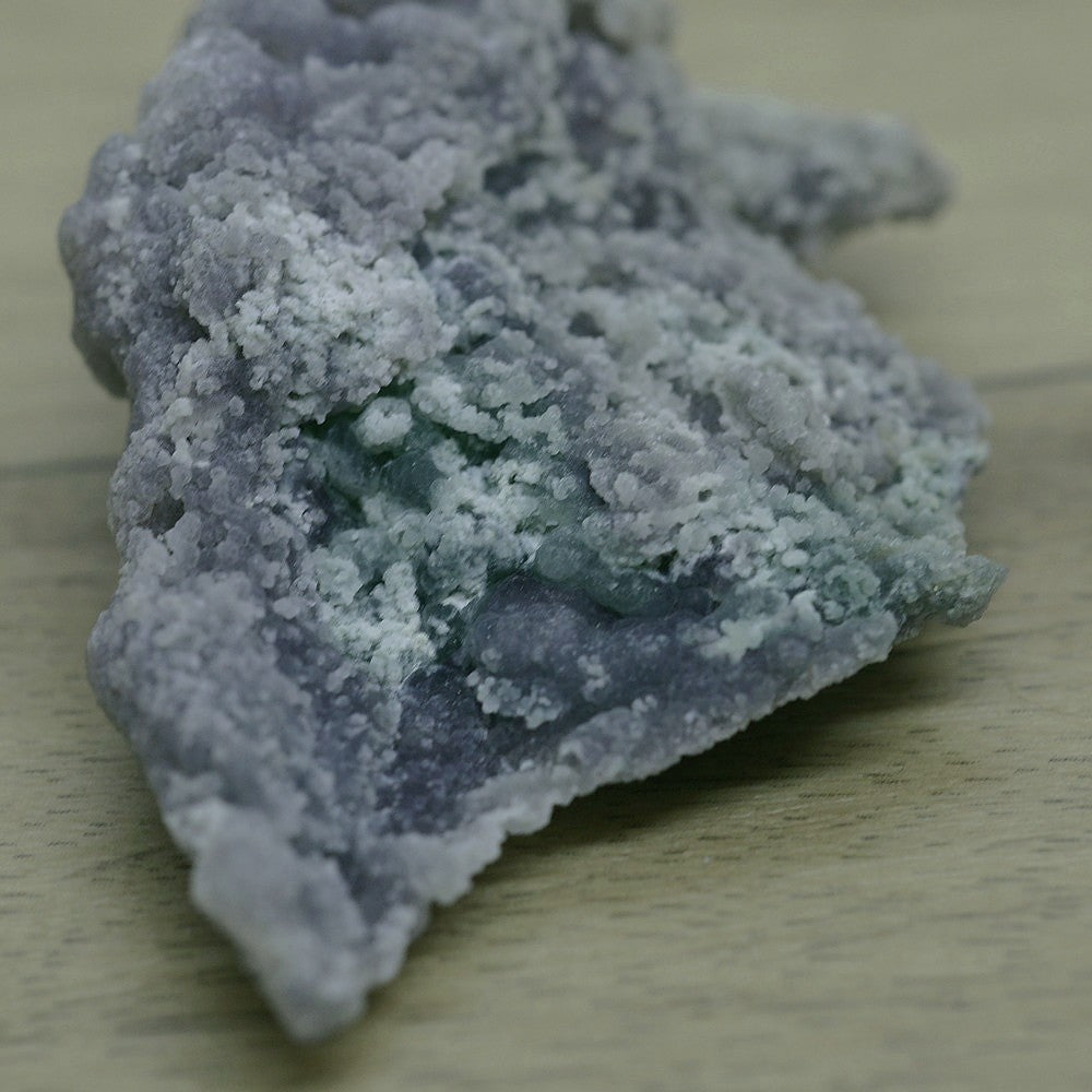 Calcédoine botryoïdale verte et violine 114g de Sulawesi en Indonésie