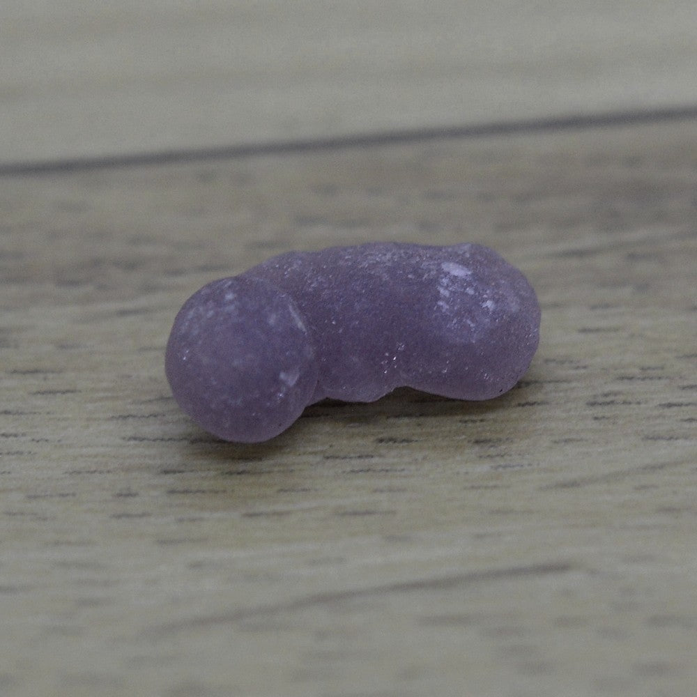 Calcédoine botryoïdale violette forme étrange de 2g