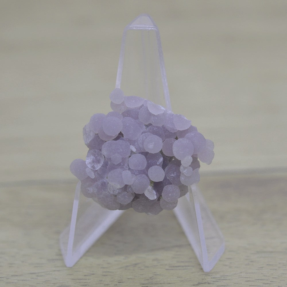 Calcédoine botryoïde mauve claire de 13g sur présentoir