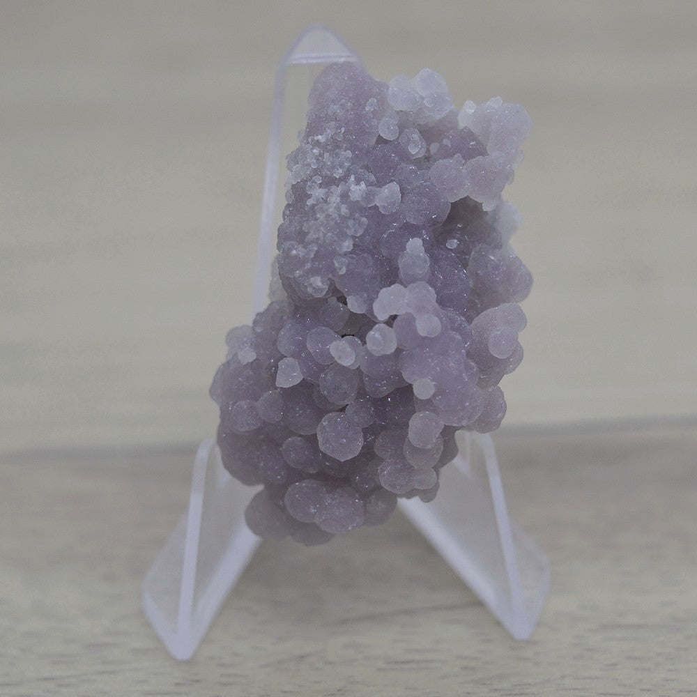 Calcédoine botryoïdale violette de 25g sur présentoir