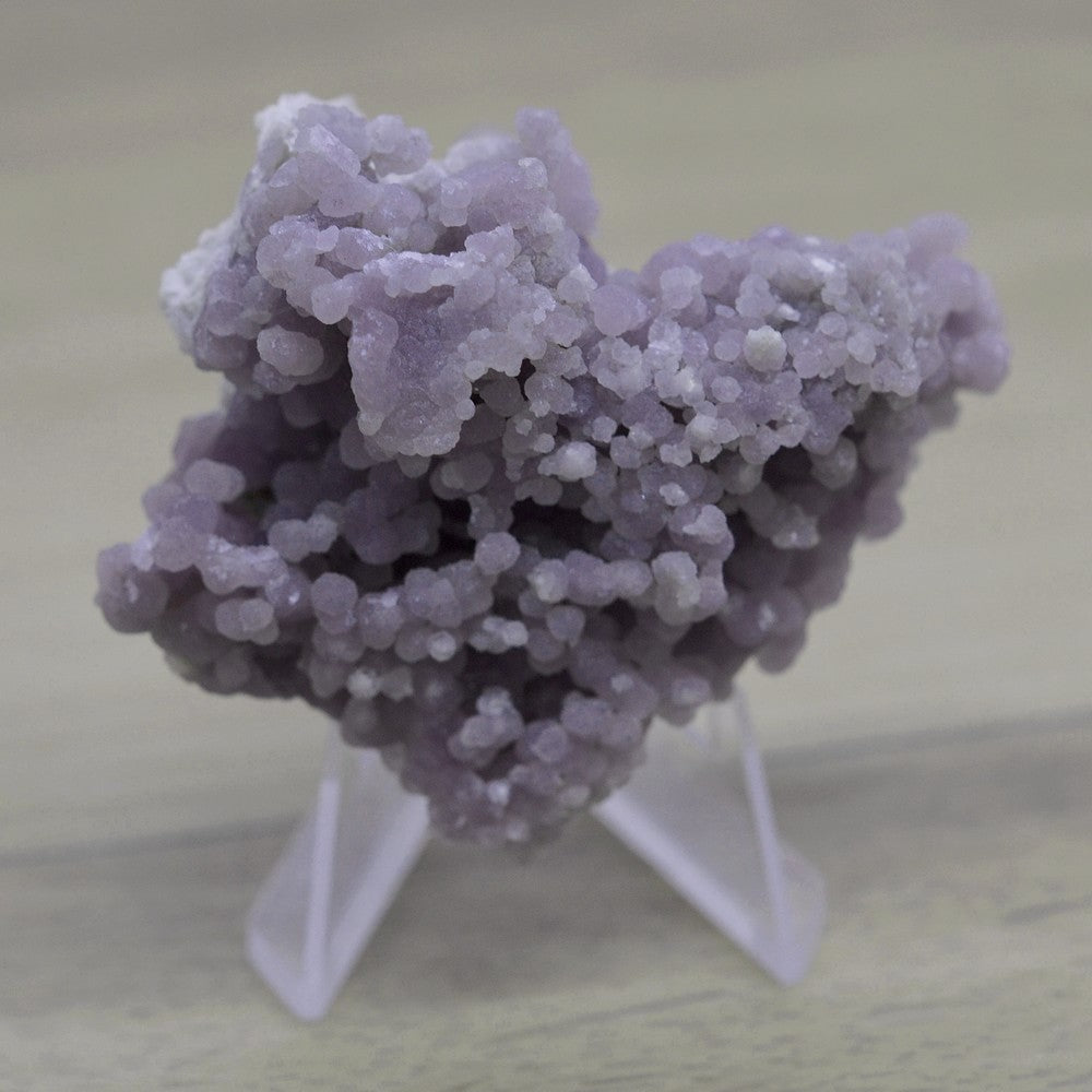 Calcédoine microcristallin de quartz violet de 58g sur son présentoir