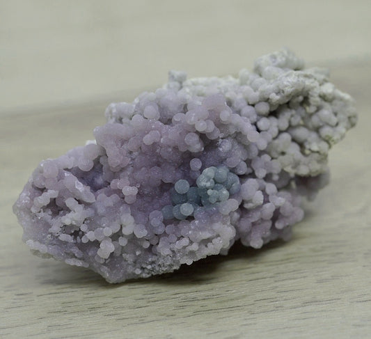 Calcédoine botryoïde violette à tâche verte de 52g