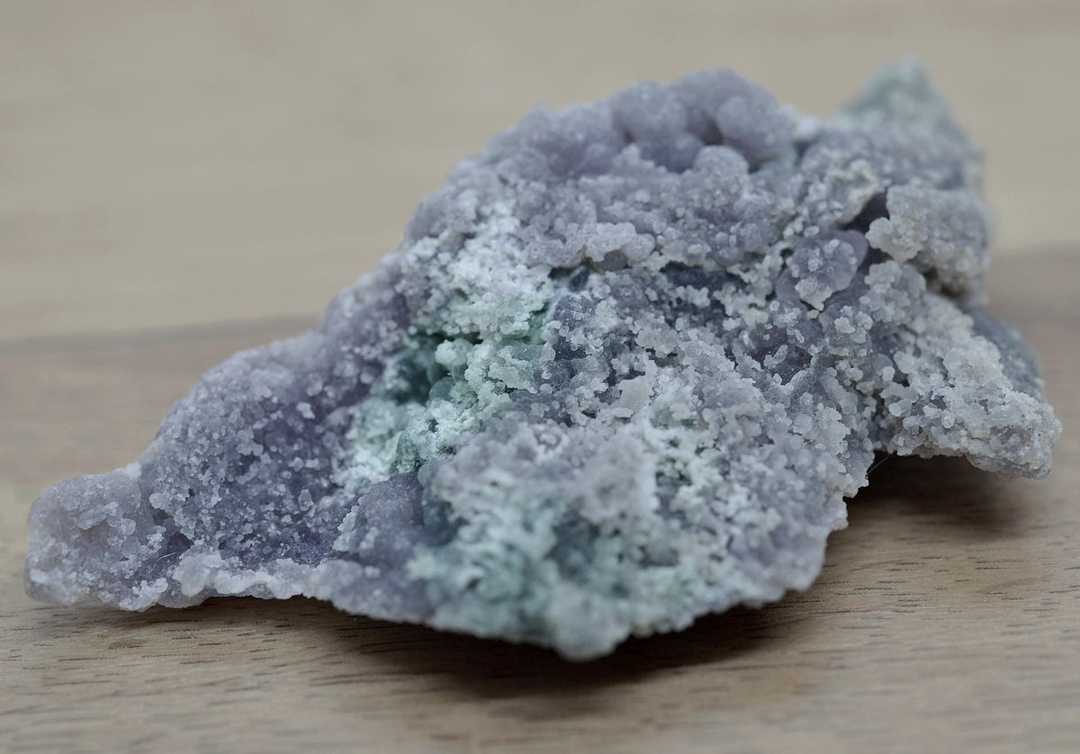 Calcédoine botryoïde microcristallin de quartz violette et verte 114g