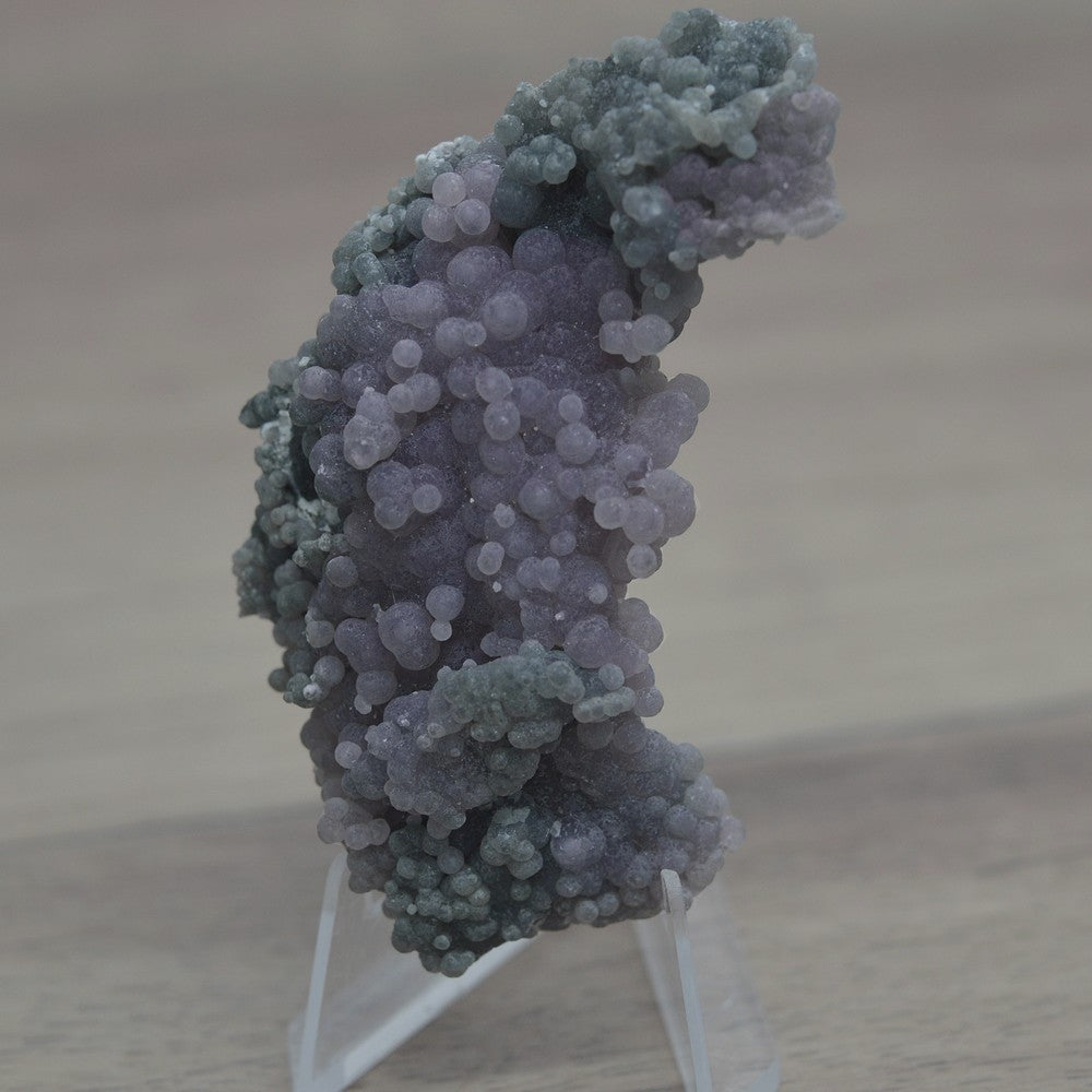 Calcédoine botryoïde verte et violette de 52g sur son présentoir, Sulawesi en Indonésie