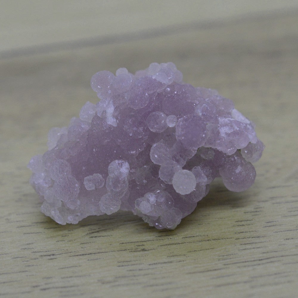 Calcédoine botryoïdale violette claire et scintillante de 10g de l'île de Sulawesi en Indonésie