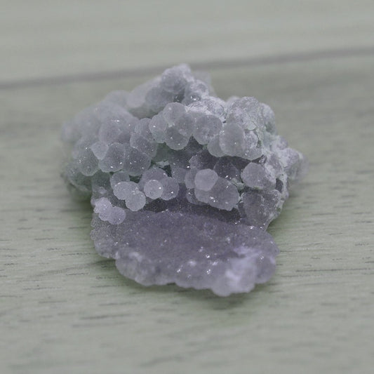 Calcédoine grappe de raisin gris de lin 5g scintillante de Sulawesi en Indonésie