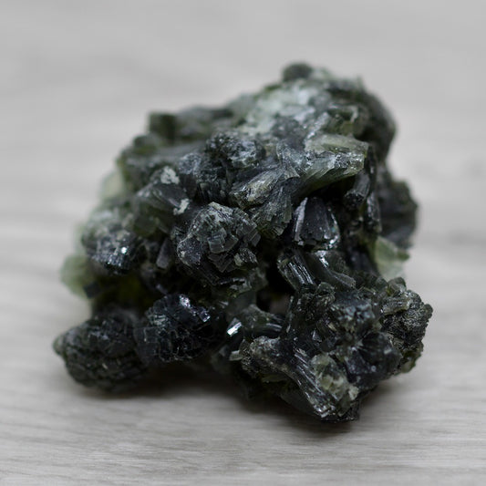 Prehnite aux cristaux orthorhombiques verts foncés de 58g