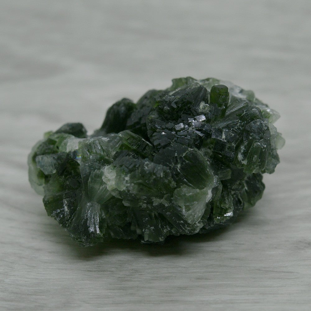 Cristaux orthorhombiques verts foncés de prehnite du Maroc 47g 