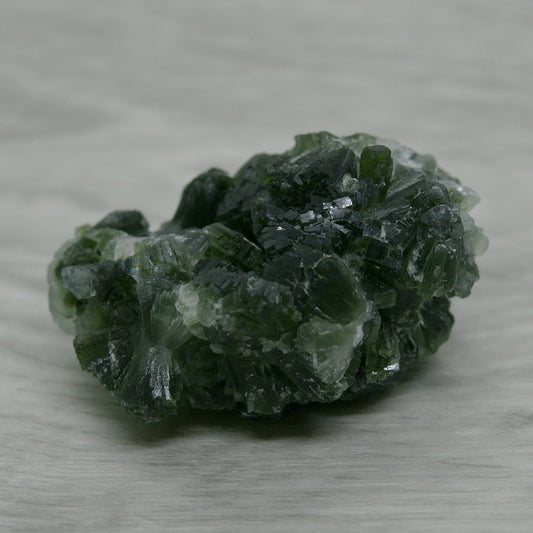 Cristaux orthorhombiques verts foncés de prehnite du Maroc 47g 