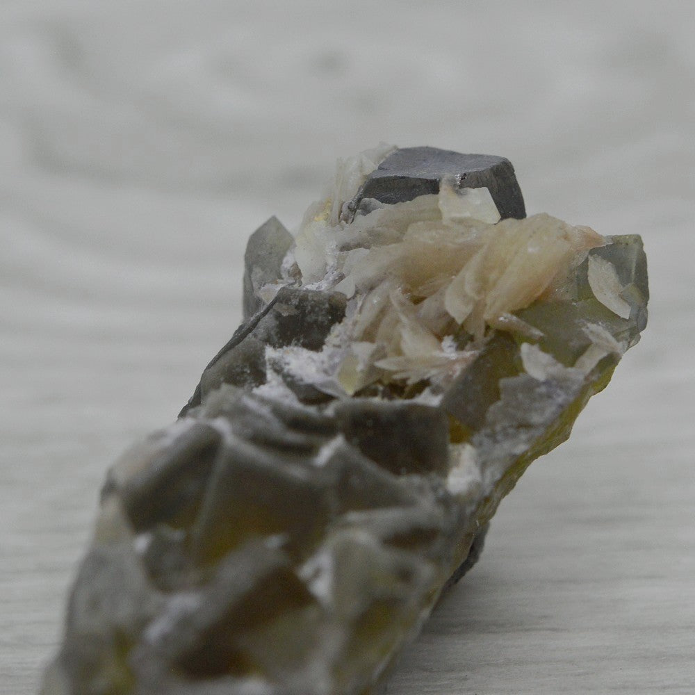 Cube de galène 8mm sur fluorite avec baryte de 62g