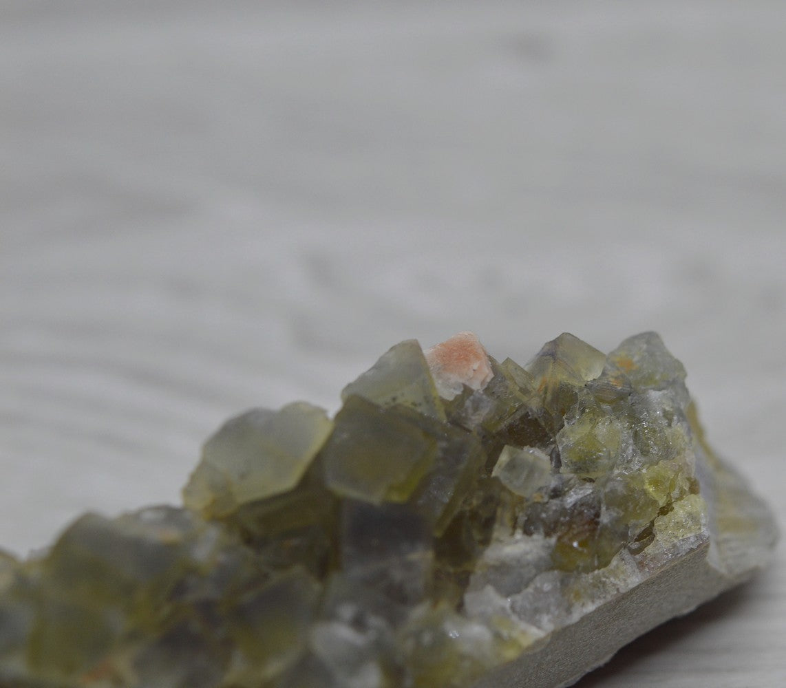Cubes maclés de fluorite jaune gris marocains