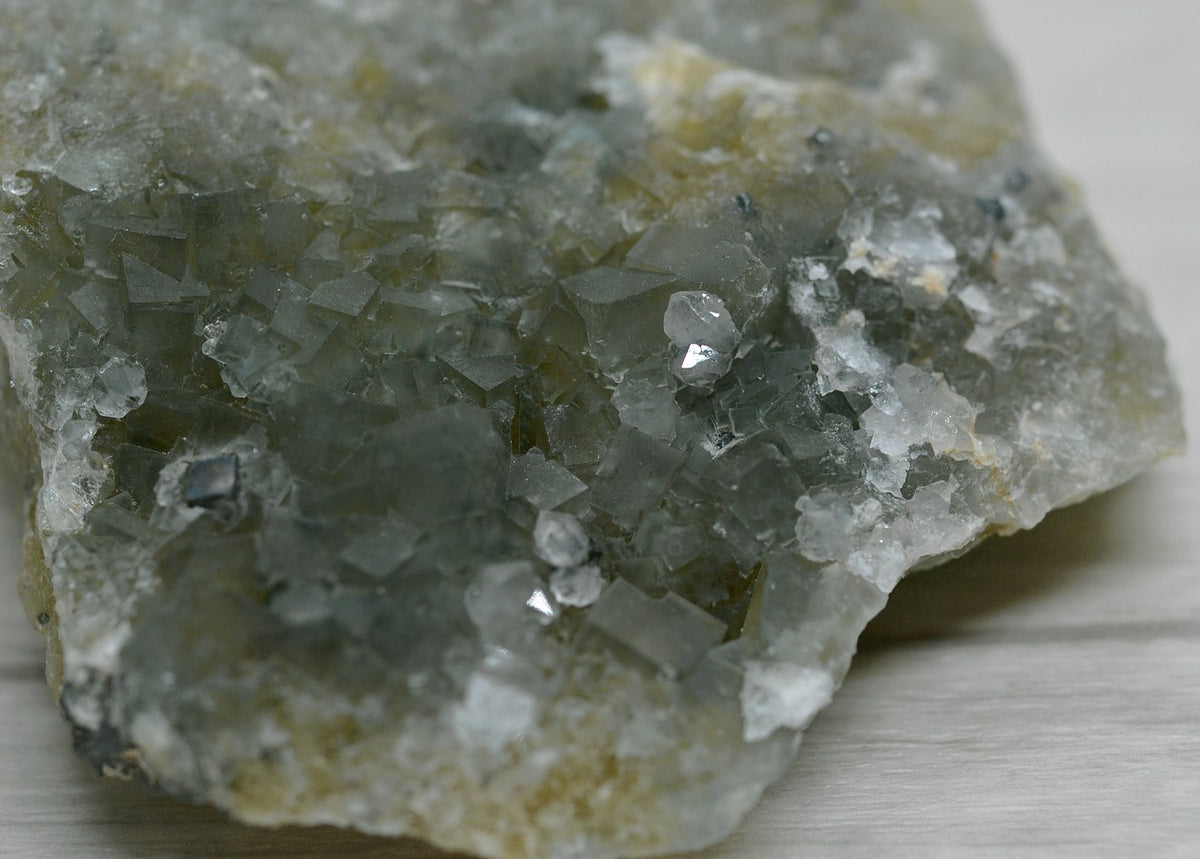 Cubes de fluorites vert gris avec quartz et galène 272g