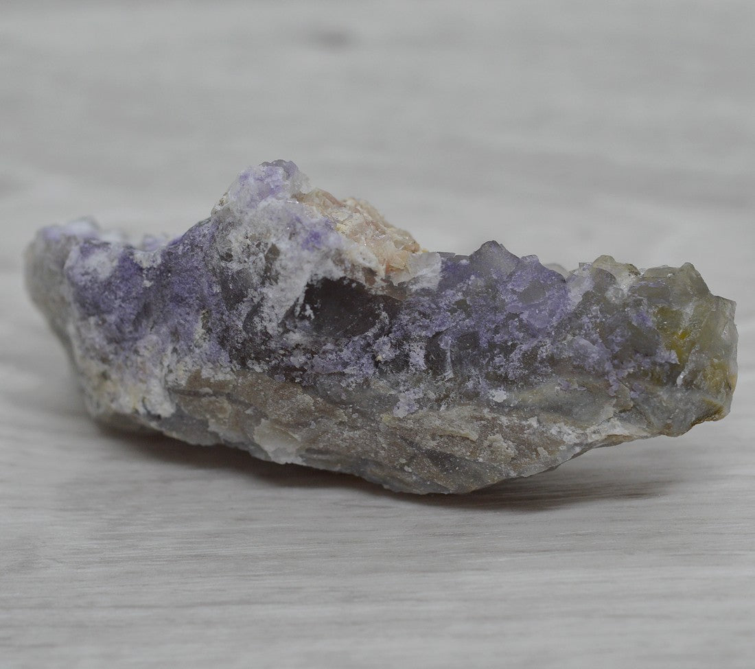 Fluorine jaune ambre sur gangue marocaine 77g