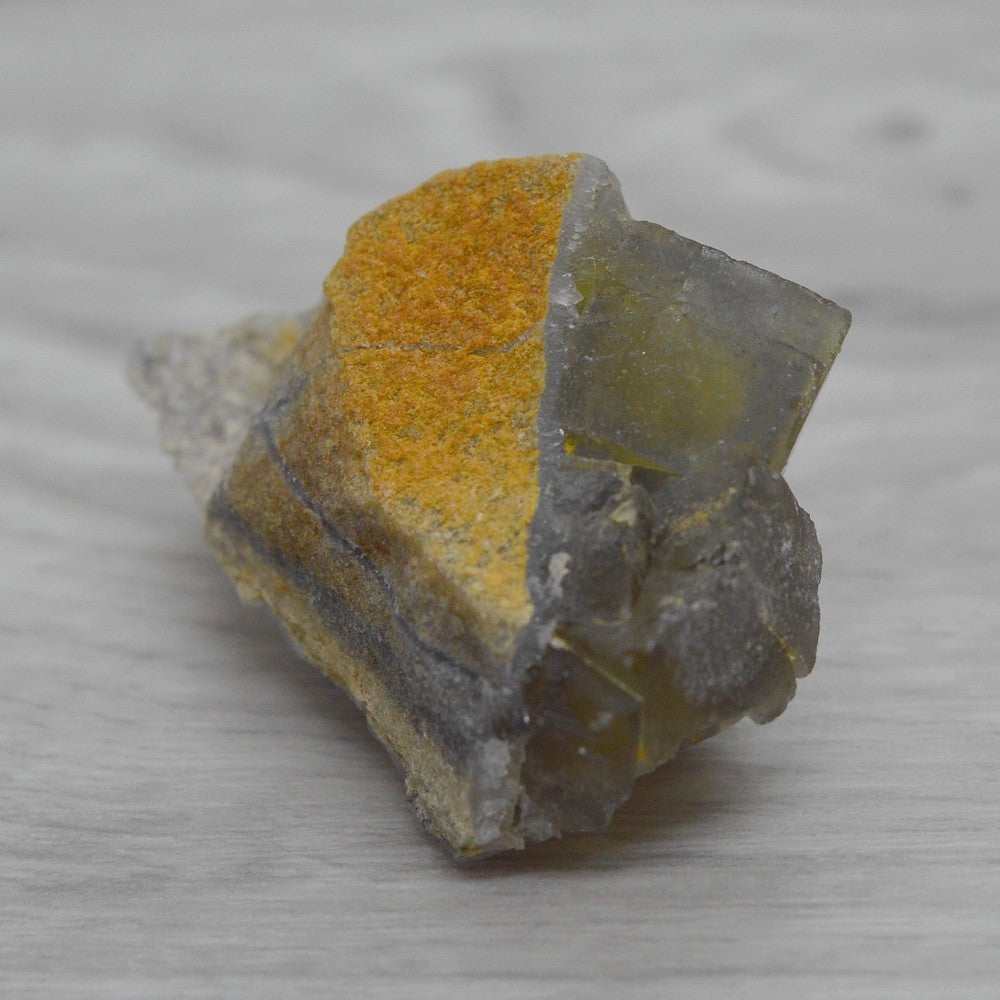Fluorite zonée ambre grise sur gangue du Maroc 24g