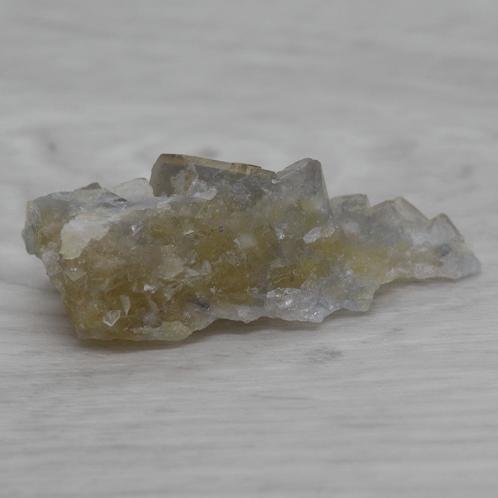 Fluorite jaune à inclusions de pyrite en provenance du Maroc de 22g