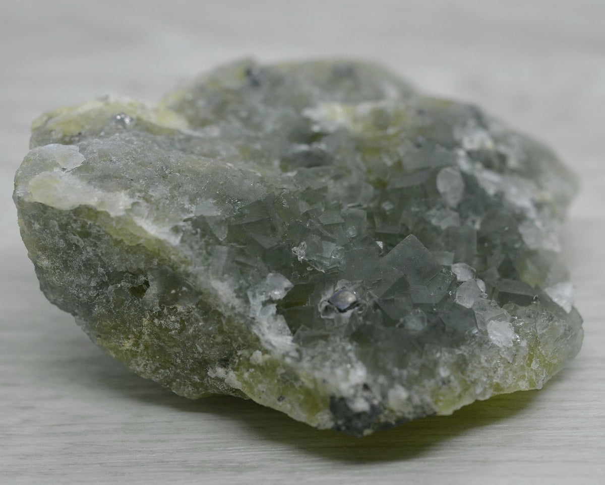 Fluorite à cubes vert gris avec galène marocaine de 272g