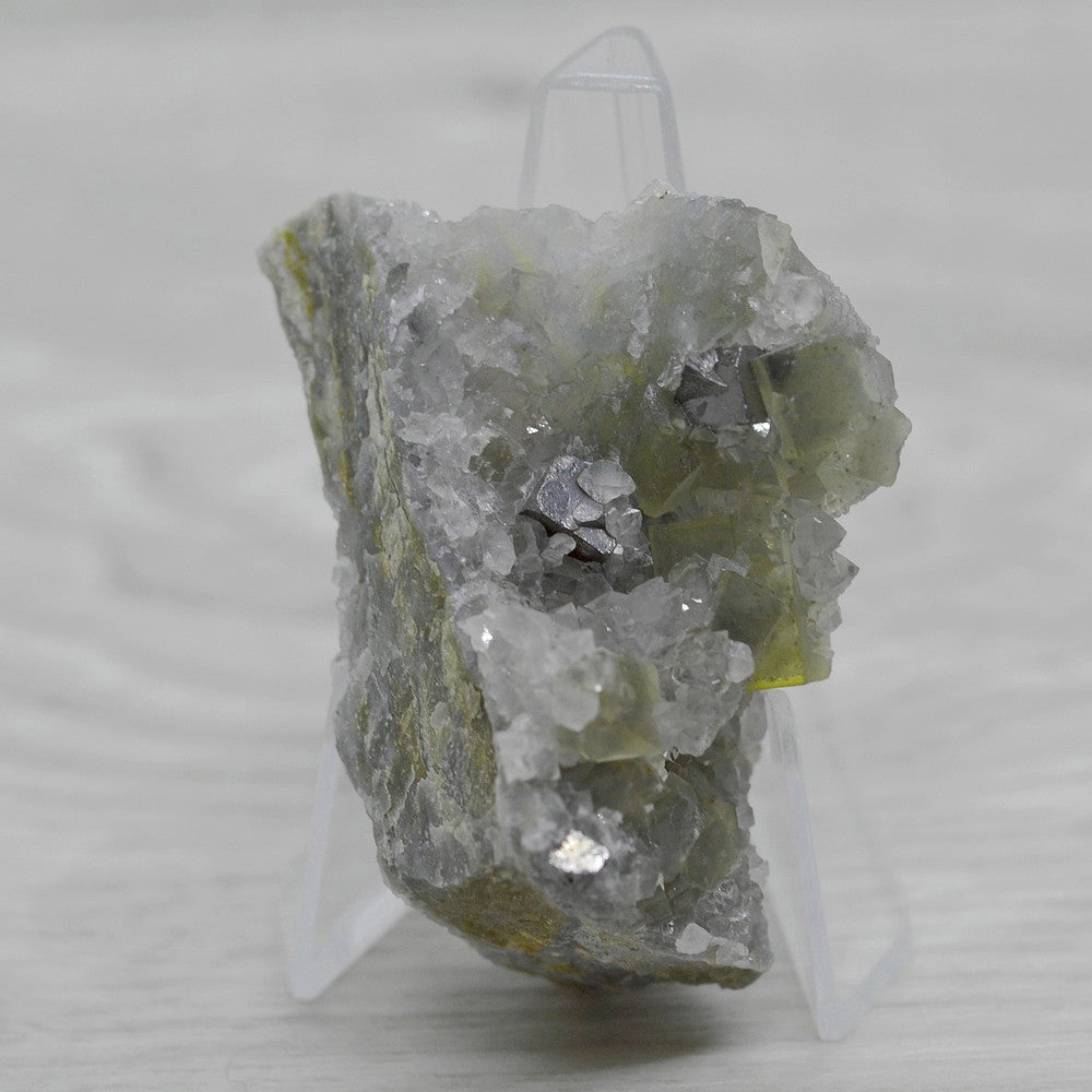 Fluorite jaune ambre avec quartz et galène 43g sur présentoir