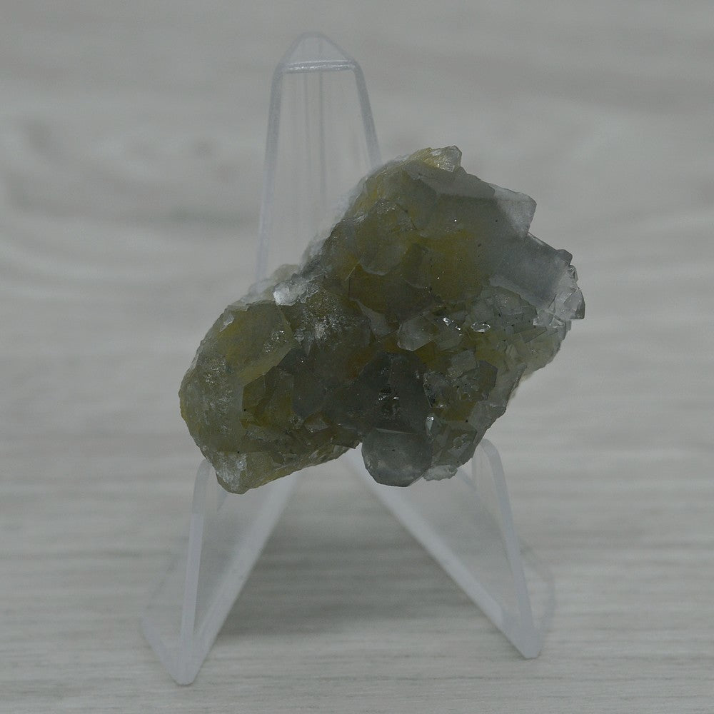 Fluorite jaune gris de 24g sur son présentoir