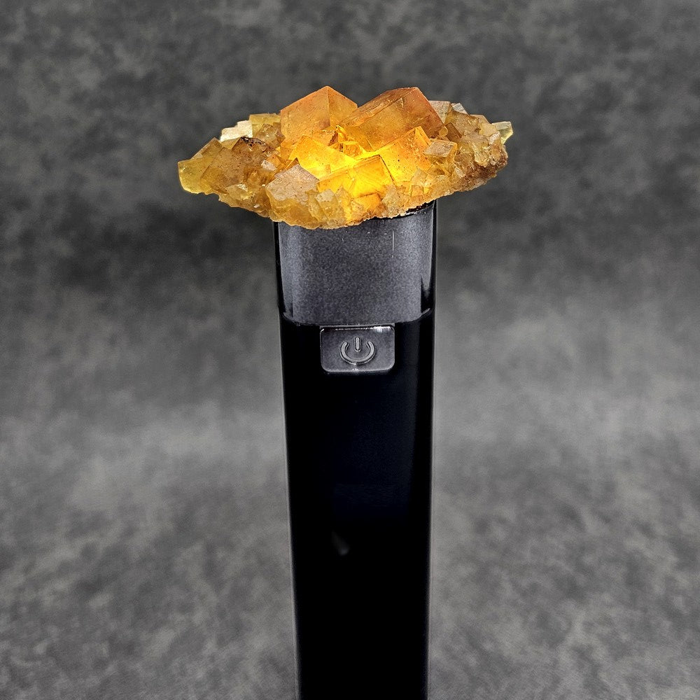 Fluorite orange dorée translucide de 27g sous lumière