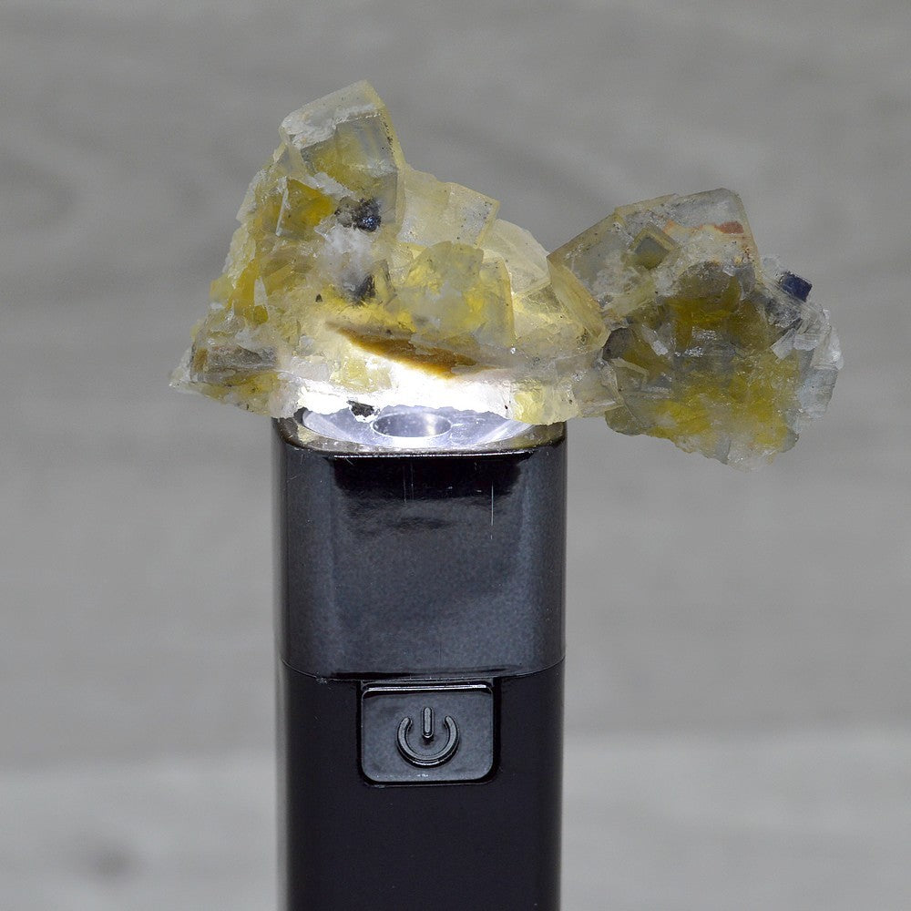Fluorite translucide et galène sous lumière de 28g du Maroc