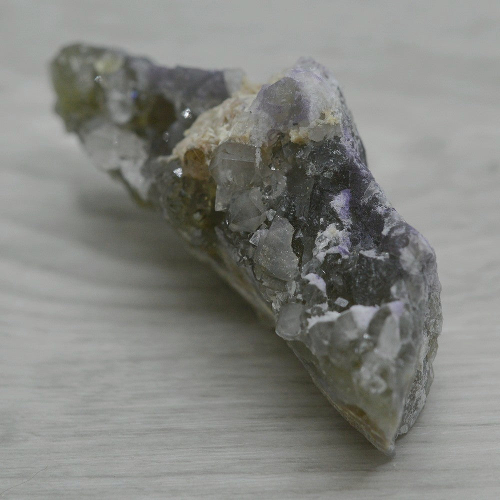 Fluorite jaune verdâtre avec baryte et quartz du Maroc 77g