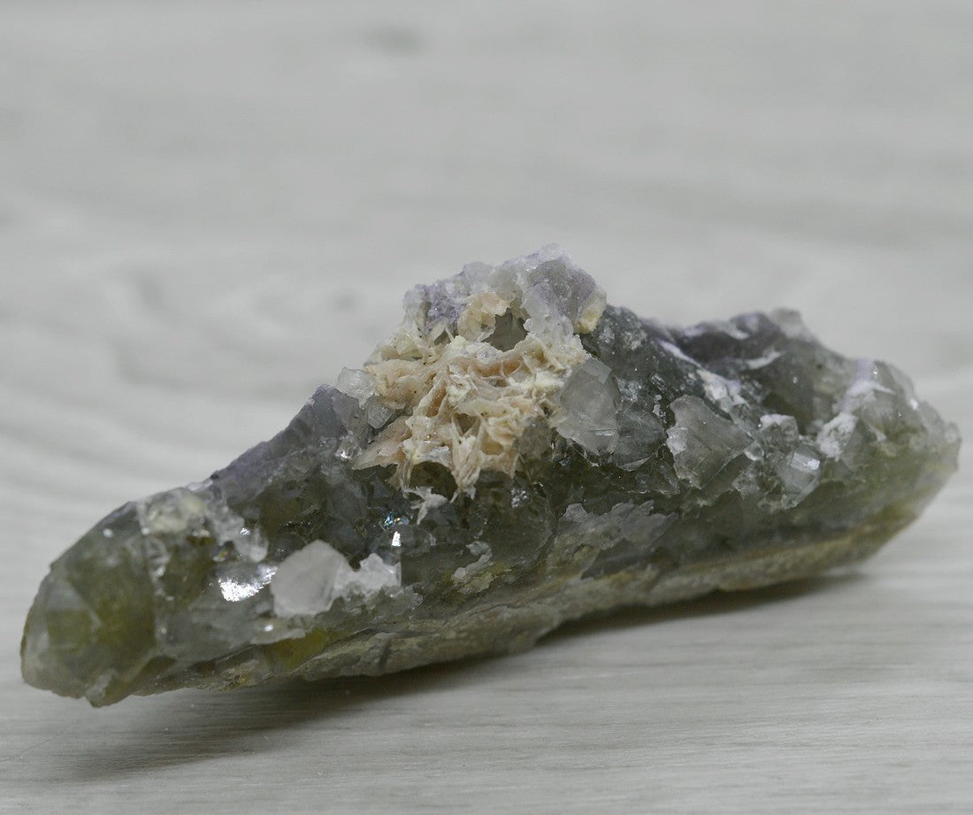 Fluorine jaune avec quartz et baryte 77g du Maroc