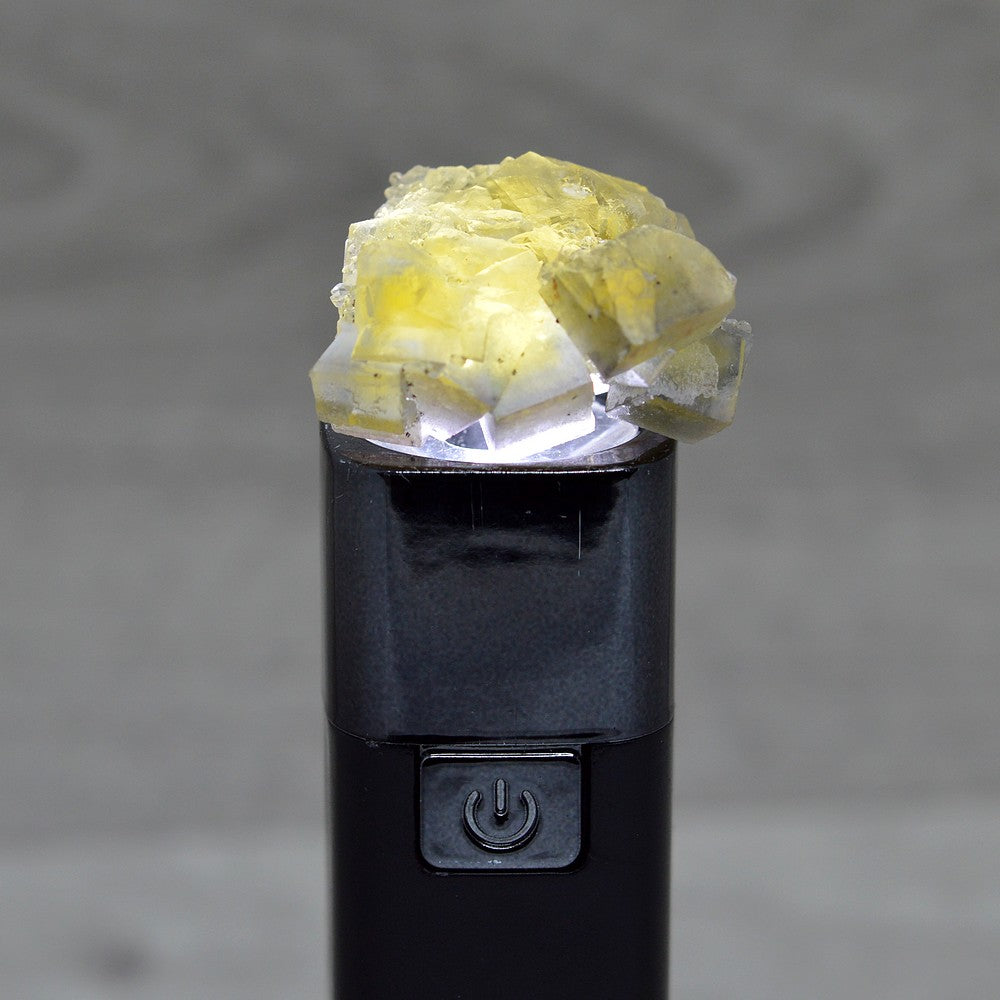 Fluorine jaune zonée marocaine sous lumière 18g