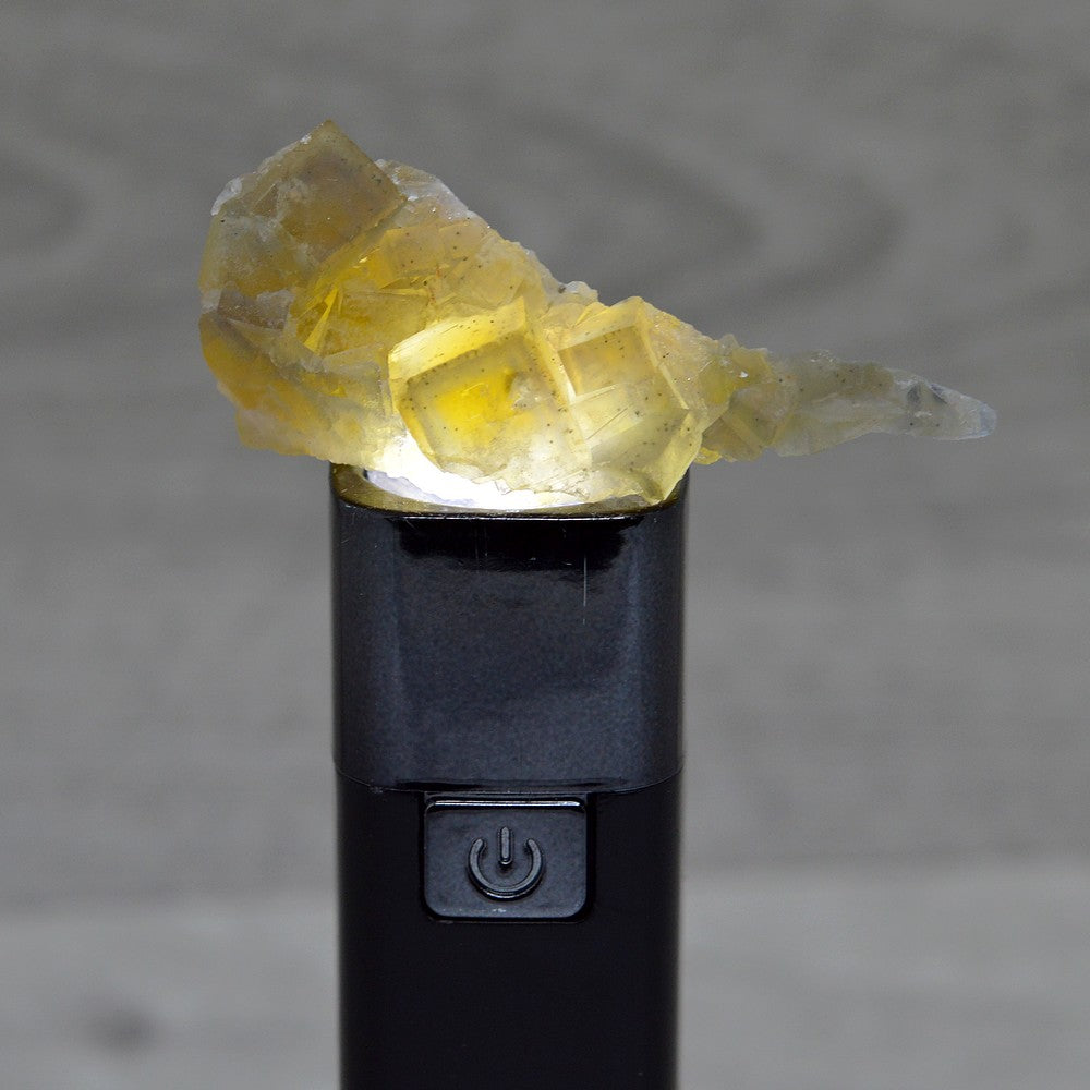 Fluorite jaune zonée sous lumière de 22g
