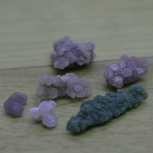 Groupe de petites calcédoines grappes de raisin d'Indonésie