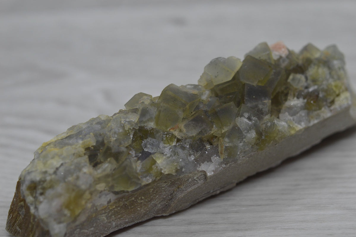 pierre brute fluorine jaune ambre et quartz sur gangue du Maroc 203g