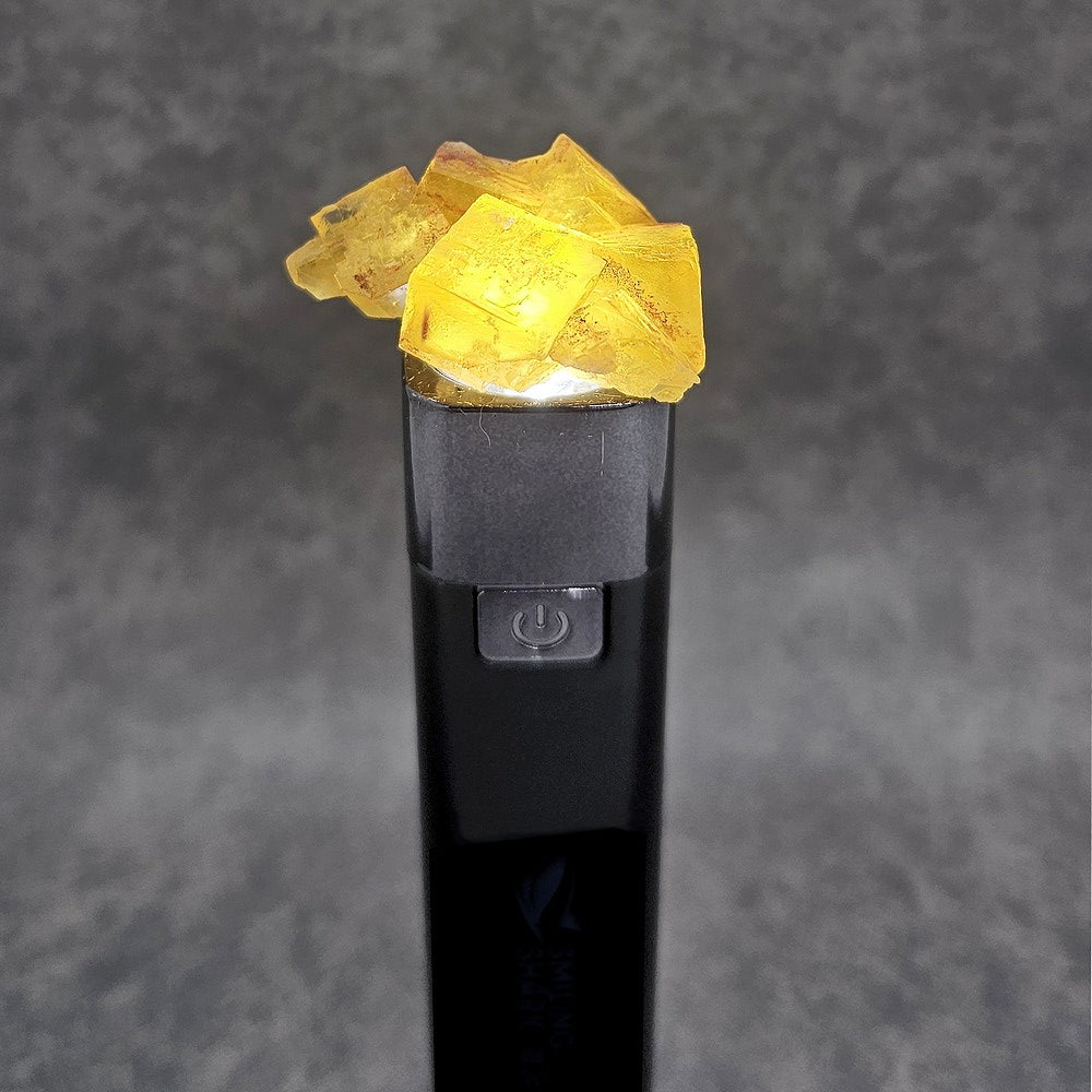 Pierre brute fluorine maclée jaune claire de 31g sous lumière