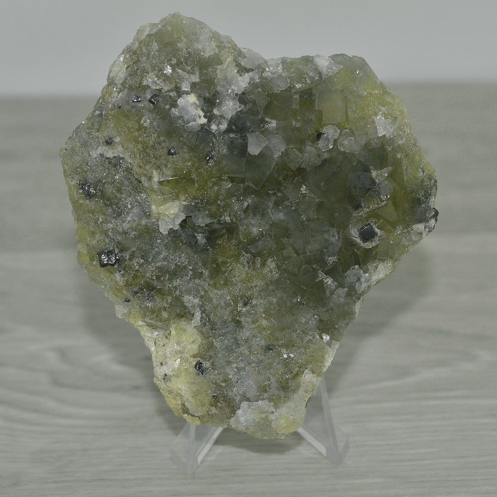 Pierre brute fluorite marocaine avec quartz et galène sur présentoir de 272g