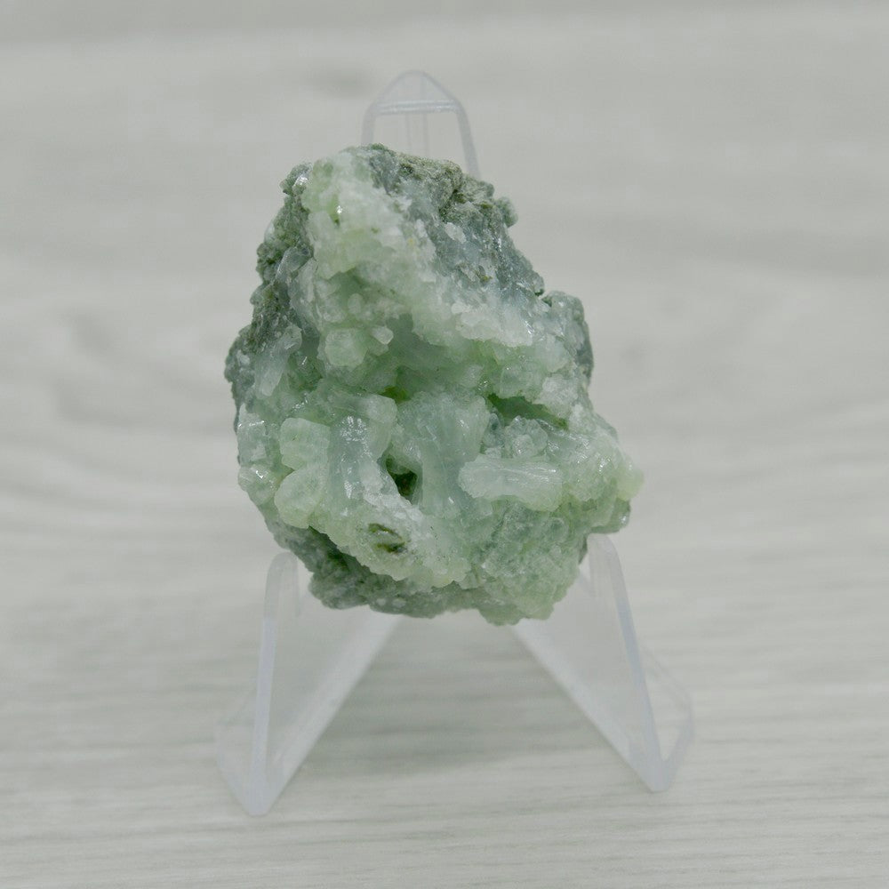 Pierre brute prehnite verte claire 30g sur présentoir