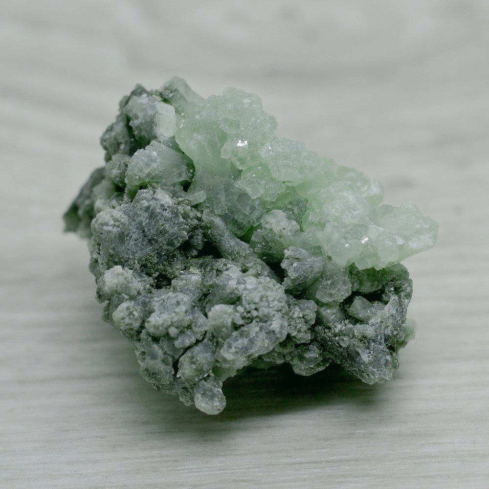 Pierre brute prehnite avec byssolite du Maroc de 5,4cm et 43g
