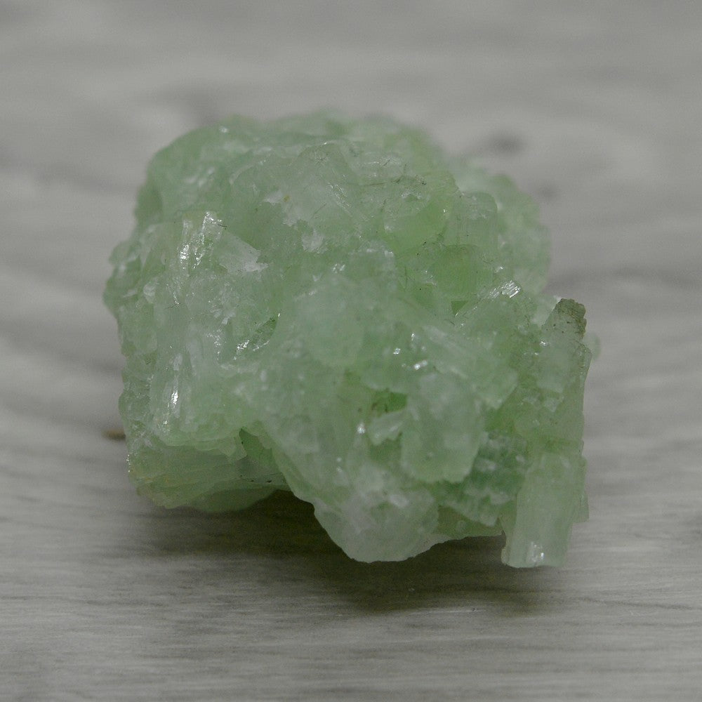 Pierre prehnite claire de 4,7cm et 33g du Maroc