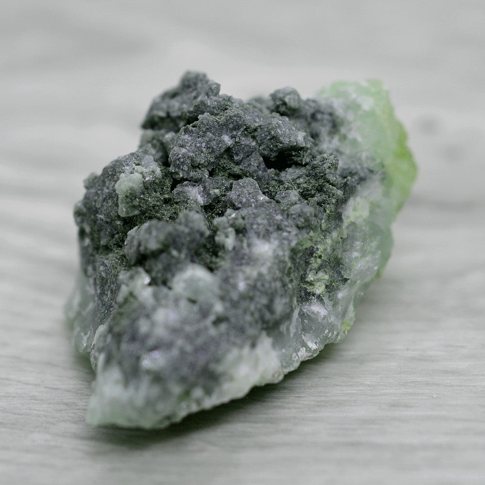 Pierre brute prehnite et inclusions de byssolite à l'arrière