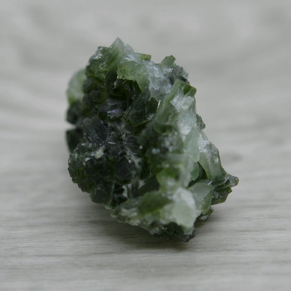 Pierre brute prehnite foncée de 21g du Maroc 