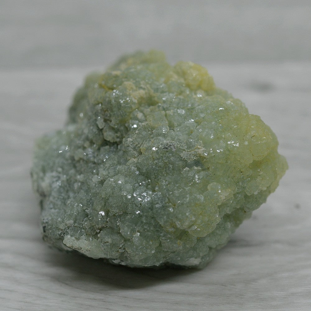 Pierre brute prehnite jaune et verte de 7,5cm et 161g