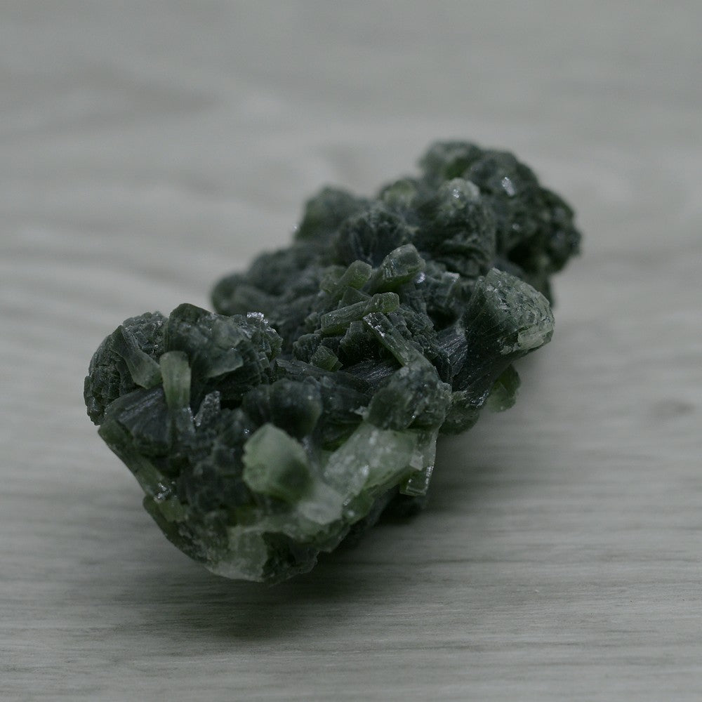 Pierre brute prehnite marocaine de 6,4cm pour 67g