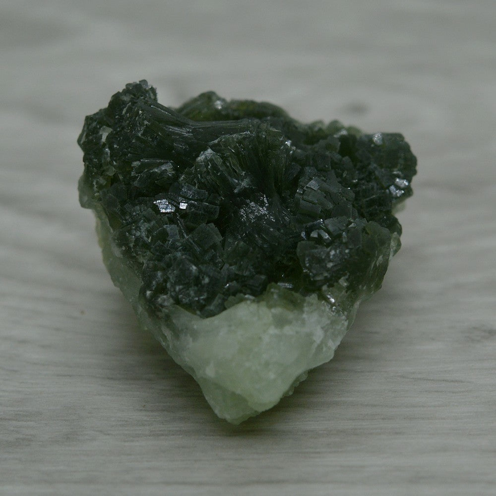 Pierre brute prehnite marocaine vert épinard de 4,6cm et 40g