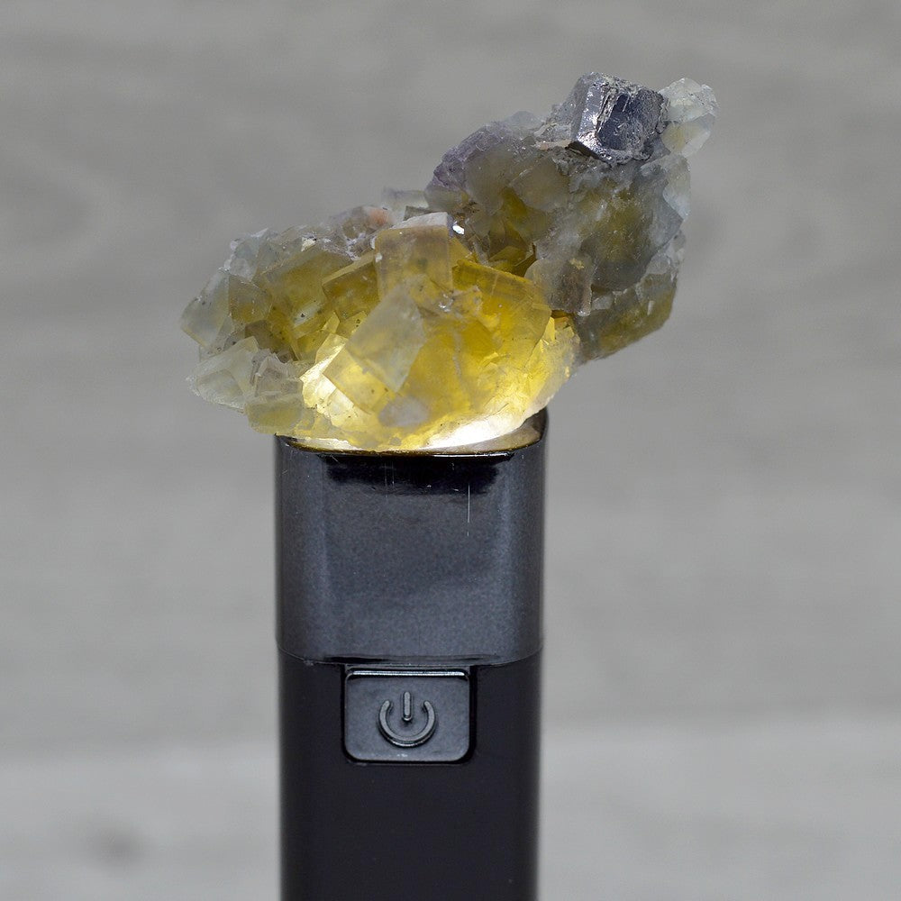 Pierre brute fluorite jaune translucide et galène sous lumière de 52g