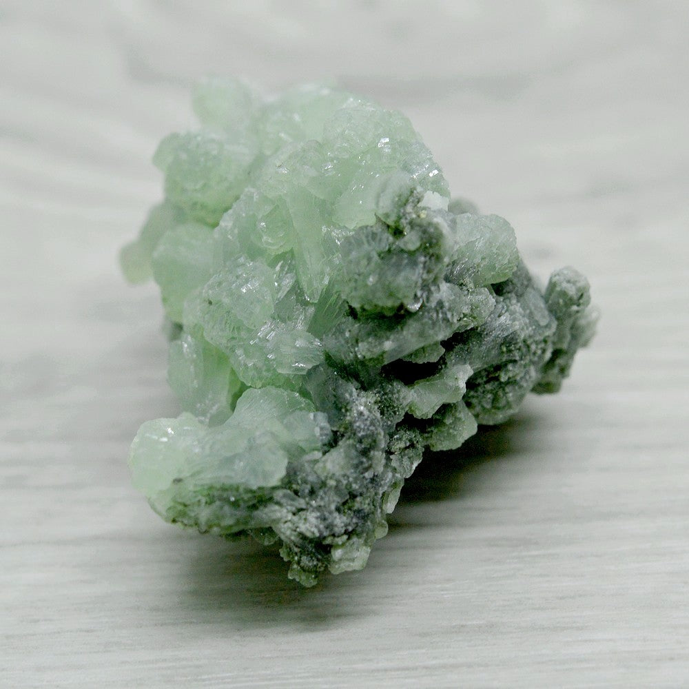 Prehnite verte à inclusion de byssolite 43g