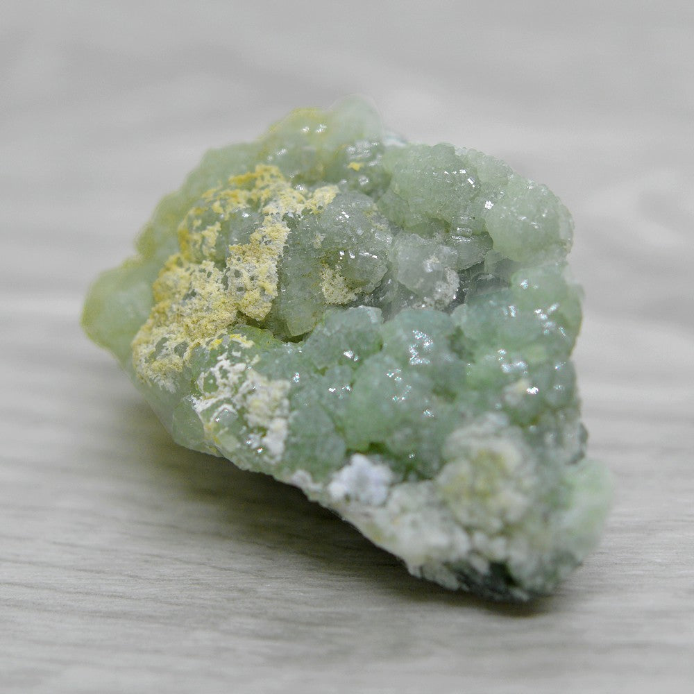 Prehnite brute aux cristaux orthorhombiques verts pâles et jaunes du Maroc 50g